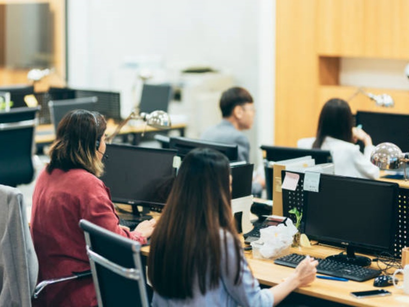 Employee makes a phone call to have a detailed discussion with the customer, providing after-sales service The customer service team at