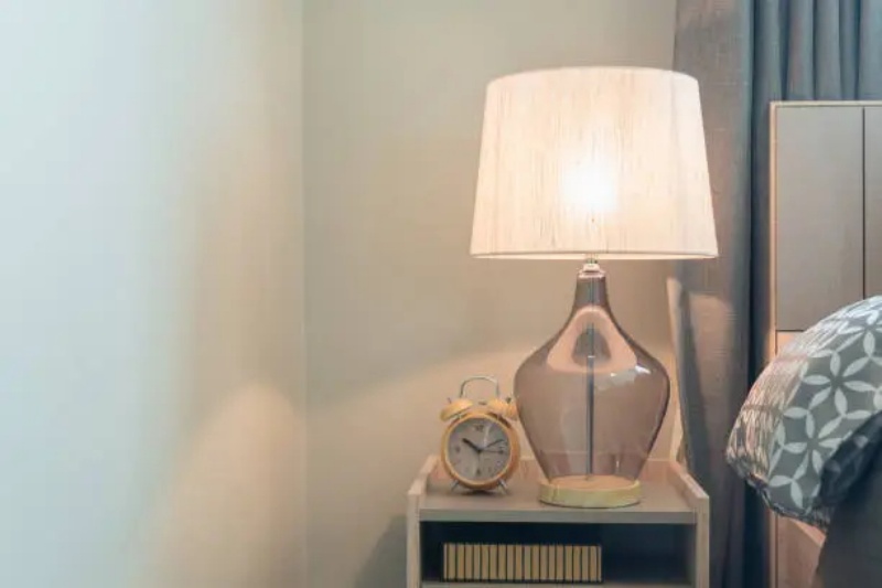classic-lamp-on-wooden-table-side