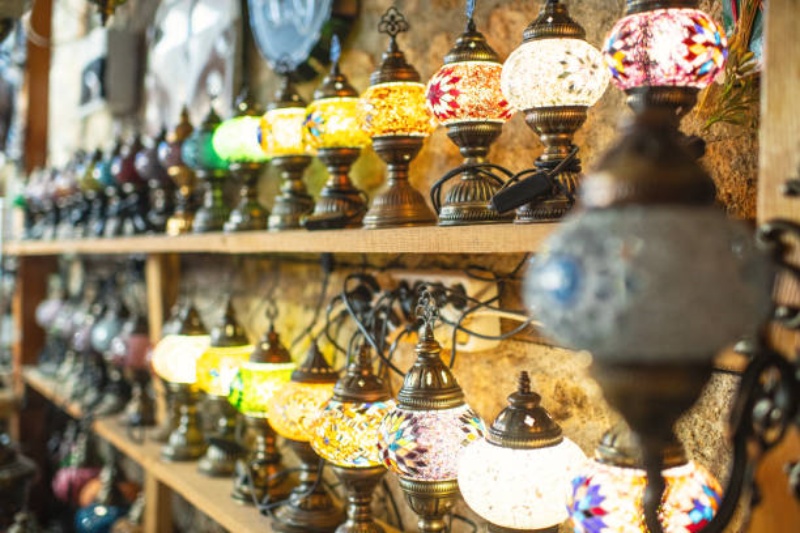 Turkish traditional mosaic lamps at souvenir market Turkish souvenir market latest table lamps stock pictures, royalty-free photos & images
